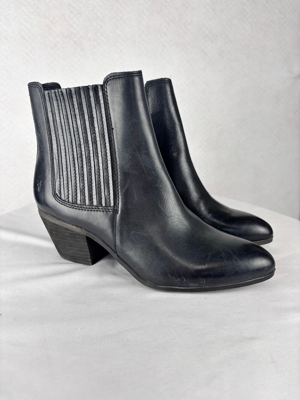 NWOB Frye Sandra Chelsea Boots Black Leather Side Zip Block Heel Women’s Size 6